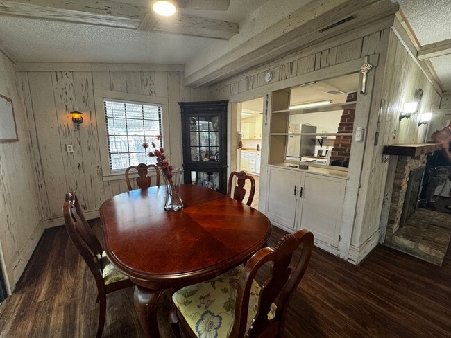 Building Photo - Charming Home with Mother in-Law Suite & Lake Access