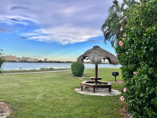 Building Photo - 706 Executive Center Dr