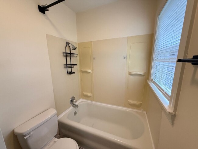 Building Photo - Tulsa One Bedroom Water and Trash Included