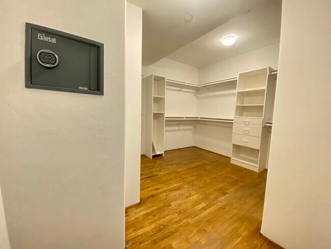 Building Photo - 1414 N Harper Ave