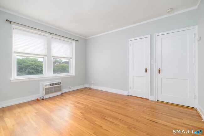 Building Photo - 136 Woodside Green