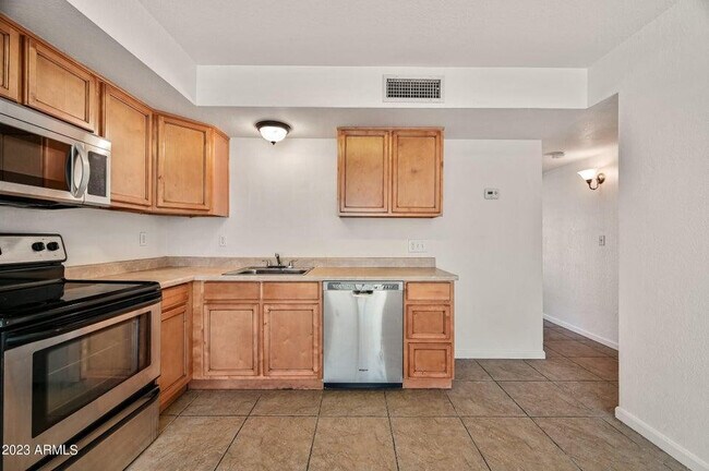 Building Photo - 6166 E Glencove St