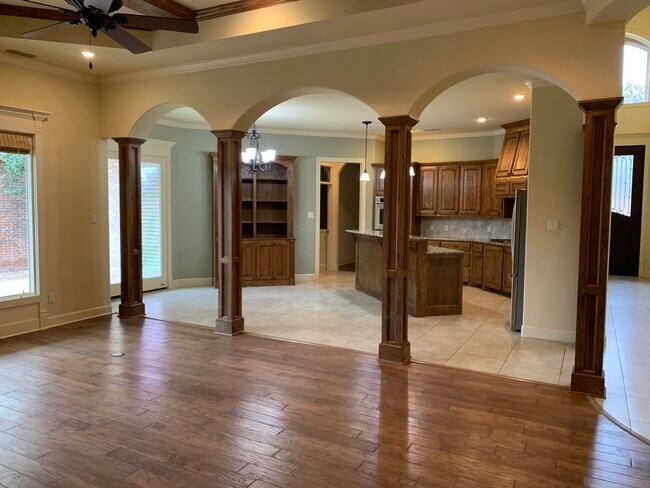 Building Photo - Luxury Garden Home In Tanglewood Terrace!!