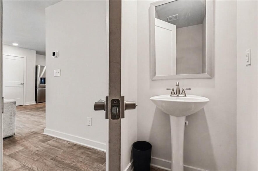 Building Photo - 3528 Station Dr