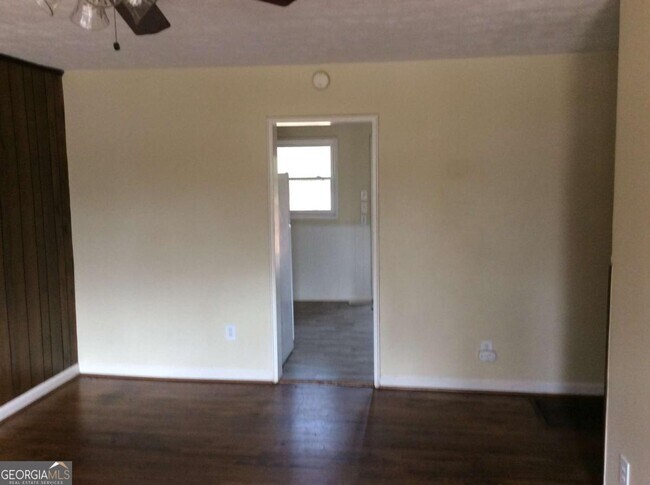 Building Photo - 105 E Mimosa Dr