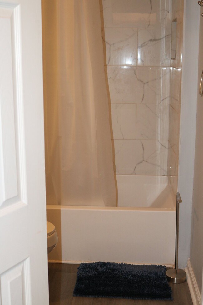 Building Photo - "Charming Furnished 2-Bedroom Home in Colu...