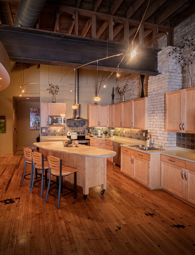 Kitchen - 111 Roberts St N
