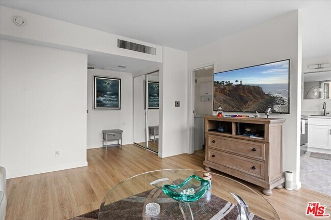 Building Photo - 4316 Marina City Dr