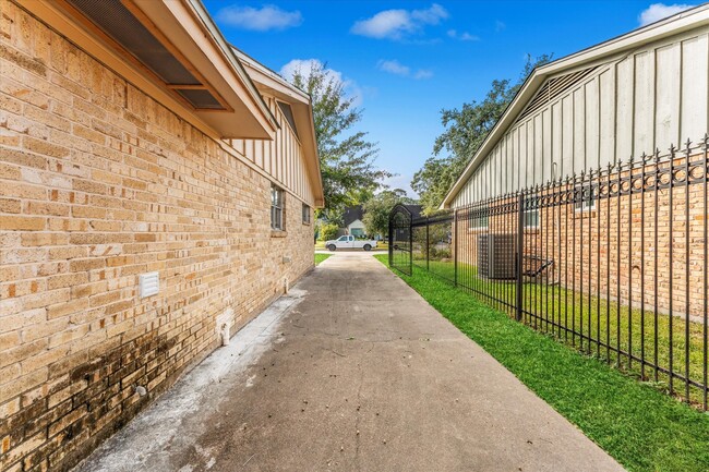 Building Photo - 954 Chamboard Ln