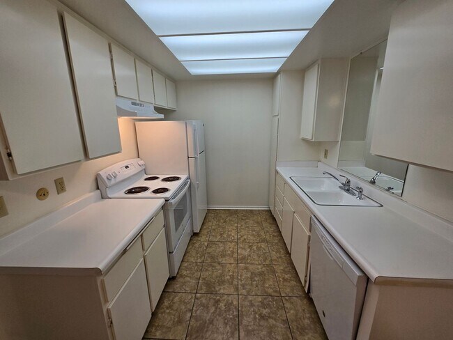 Building Photo - Freshly Painted 1-Bedroom Condo with Covered Parking