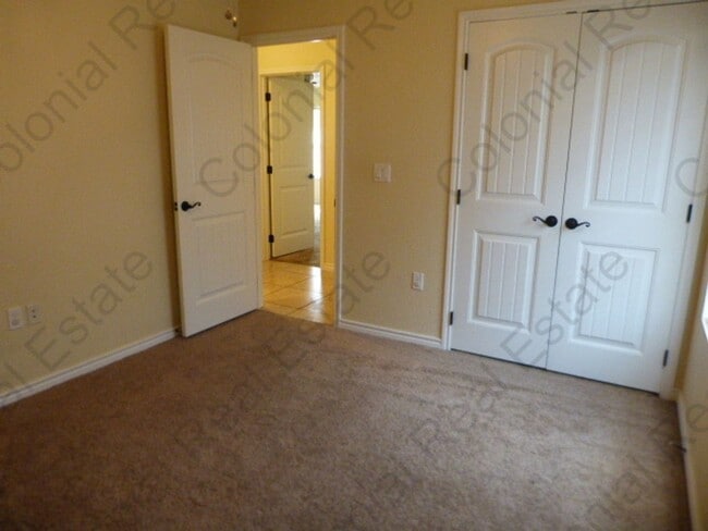 Building Photo - Spacious and updated 3 Bedroom 2 bathroom ...