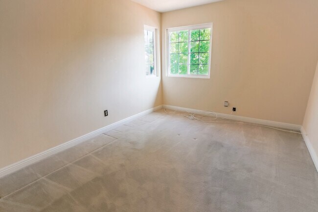 Building Photo - 3-Bedroom Home with Sunroom, Views, and Ga...