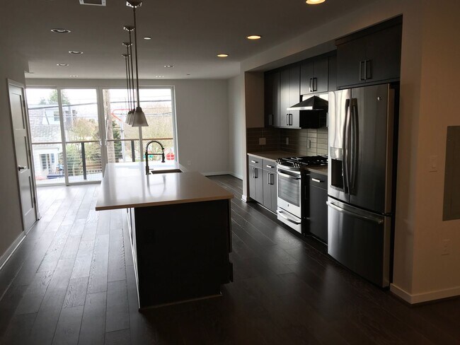 Building Photo - Newer 2 bed / 2.5 bath condo in Bryant Hei...