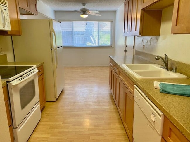 Building Photo - $2,100 Fowler & Ashlan, 3 Bedroom Home - C...