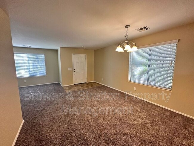 Building Photo - 2677 N Hawthorn Dr