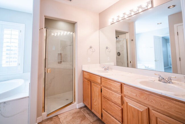 Building Photo - Beautiful Walnut Ridge Home!