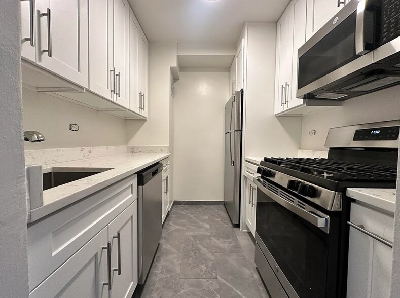 Building Photo - 152 E 38th St