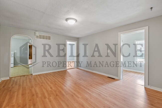 Building Photo - 415 E Vine St