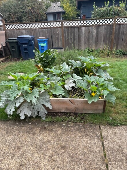 Building Photo - 651 W 12th Ave