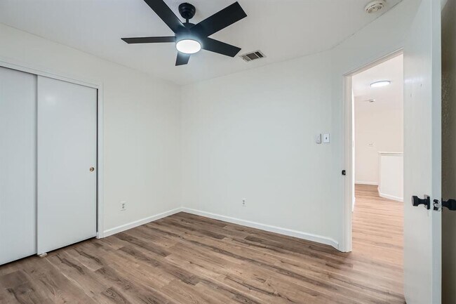Building Photo - 8801 Piney Creek Bend