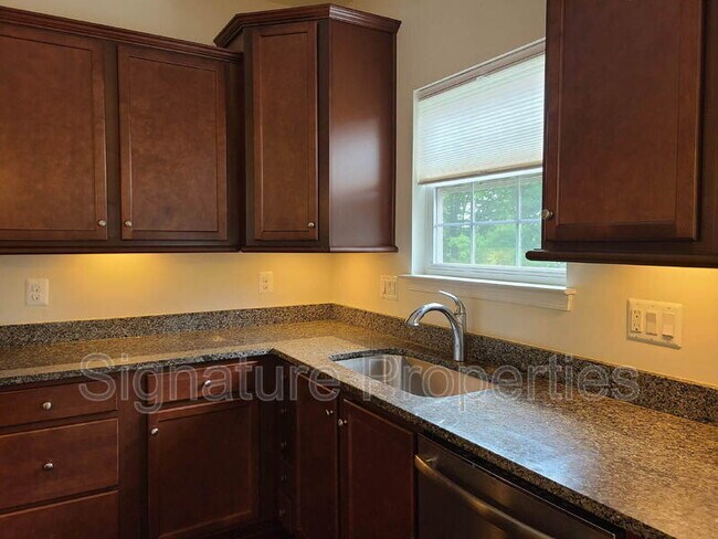 Building Photo - 316 Tree Line Dr