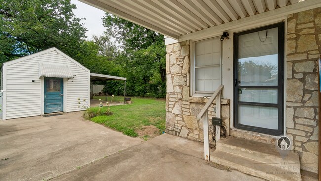 Building Photo - Charming & Cozy Living