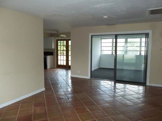 Building Photo - 223 SW 14th Pl