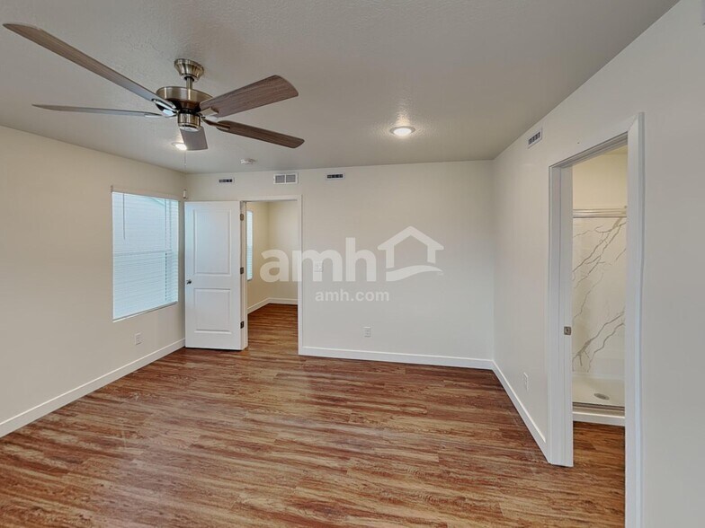 Building Photo - 8977 Royal Ln