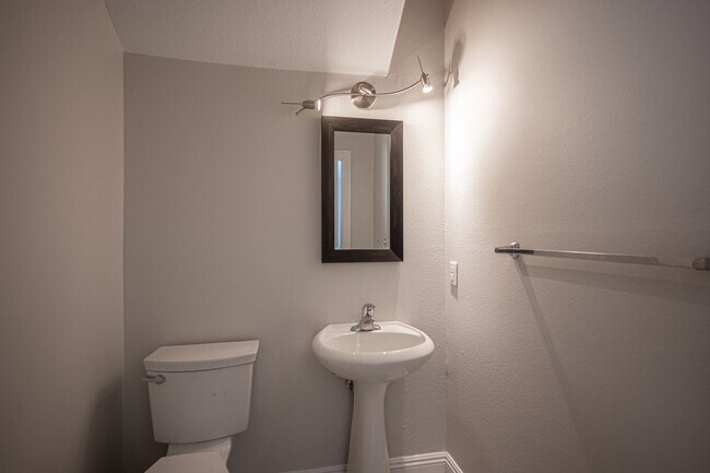 Building Photo - Beautiful 4 Bedroom 2.5 bath Home in the Southwest!
