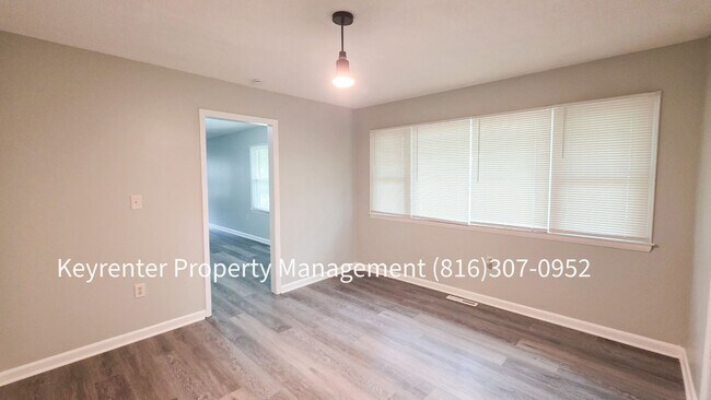 Building Photo - 202 N Paul Dr