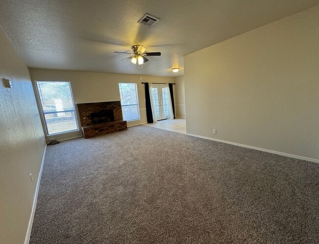 Building Photo - Gorgeous 3 bedroom 2 bathroom home