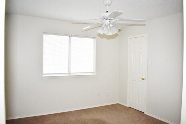 Building Photo - Lovely 3-2-2 in Ft. Worth in Desirable Loc...