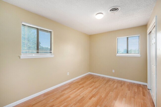 Building Photo - Beautiful 2BR/1BA Duplex in Independence!