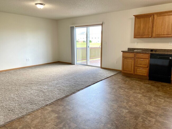 Building Photo - Spacious 4 Bedroom Townhome in Great Neigh...