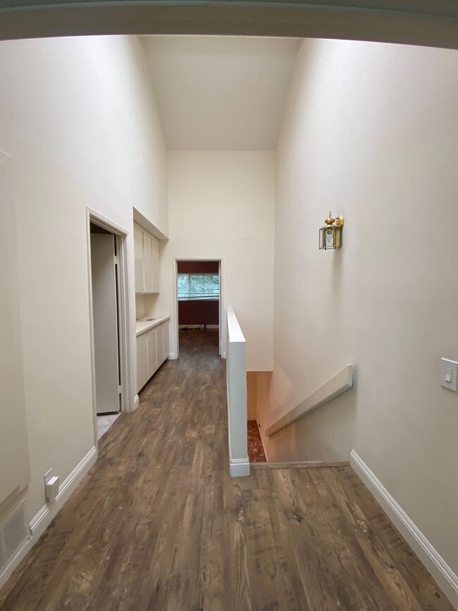 Building Photo - Two Bedroom Condo Close to Orange Circle