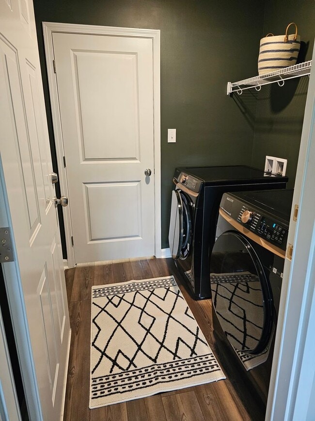 Building Photo - Charming Home!