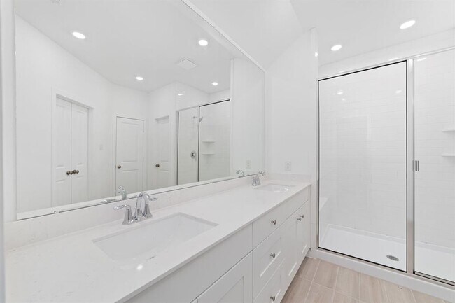 Building Photo - 27619 Village Cir Dr