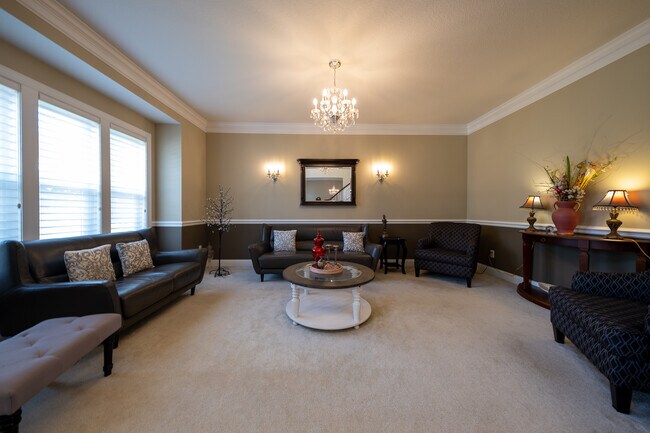 Building Photo - 727 Aster Rd