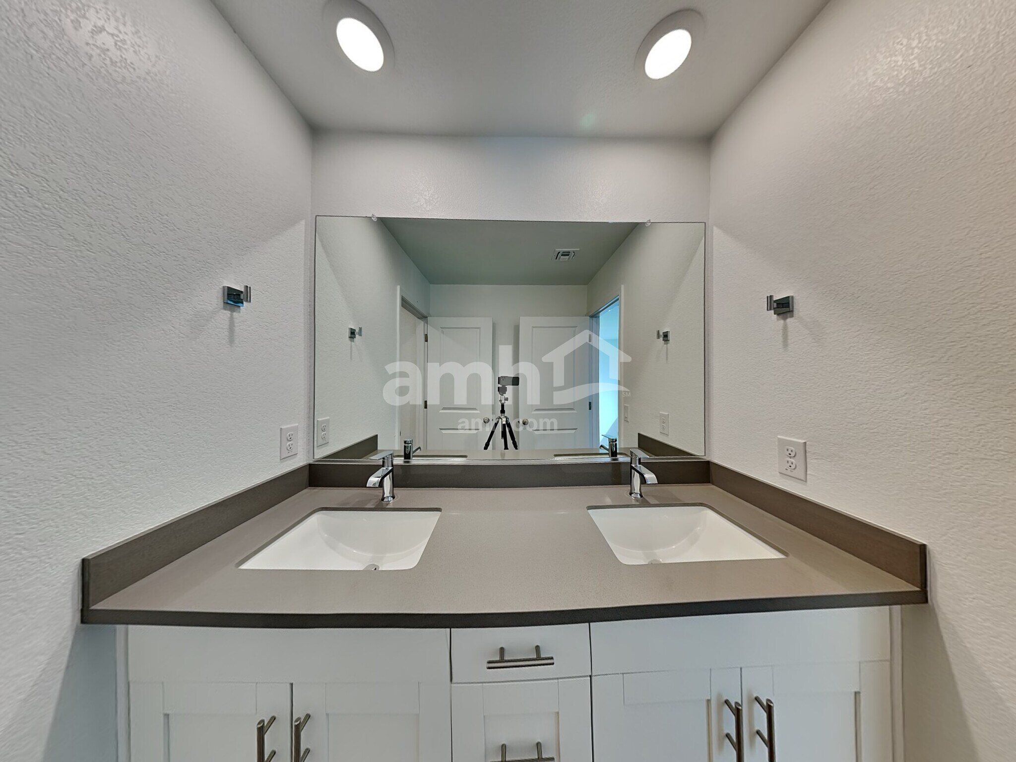 Building Photo - 4239 W St Charles Ave