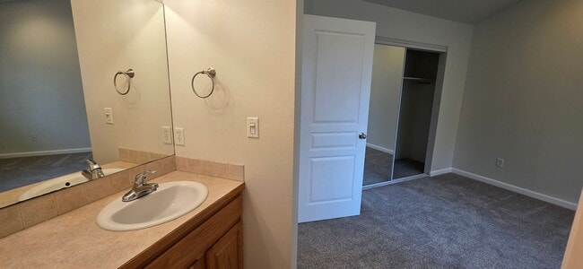 Building Photo - Beautiful Condo in Gilham