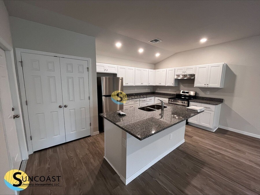 Building Photo - 355 Reeves St