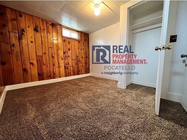Building Photo - 4 bedroom 2 bath - 1 Car Detached Garage - Small dog negotiable
