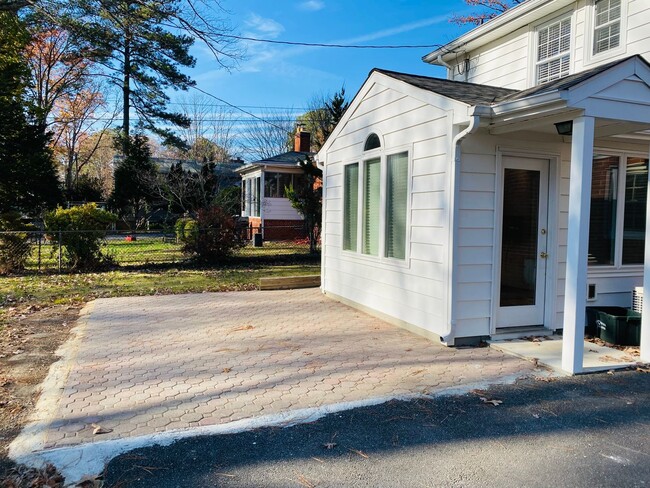 Building Photo - Beautifully Renovated 3bdrm/2.5bth Tri-Lev...