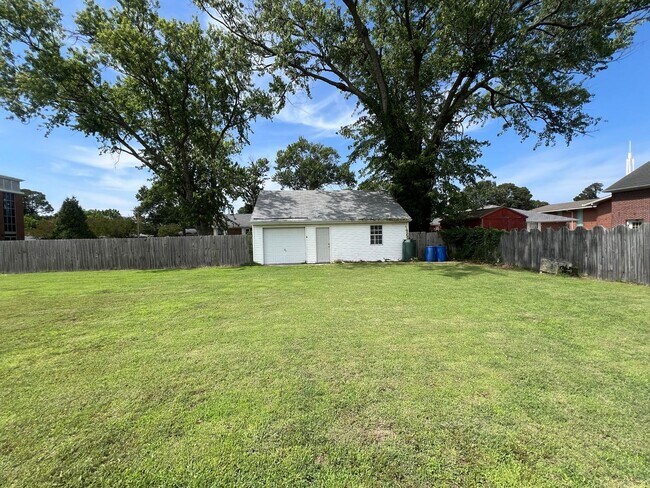 Building Photo - 2725 Greendale Ave