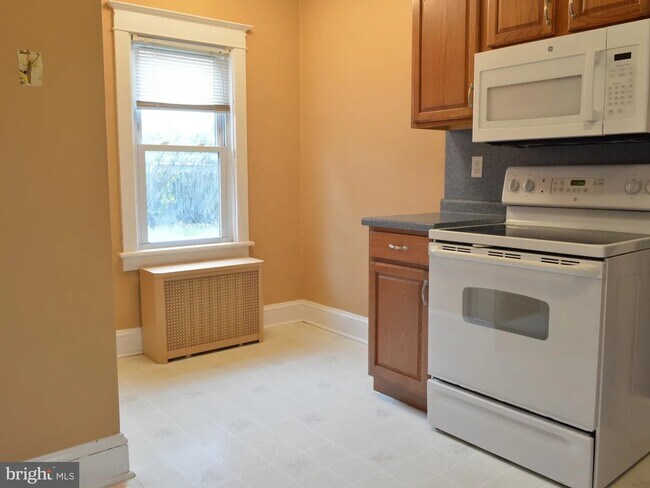 Building Photo - 2203 Fairview Ave