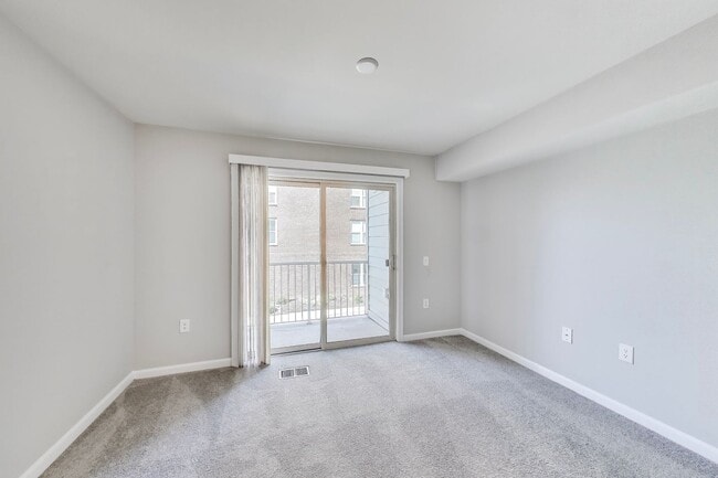 Building Photo - Elegant 3 bedroom, 2.5 bath townhome in Crown Farm