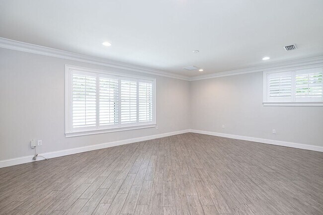 Building Photo - Updated Beach Park Home