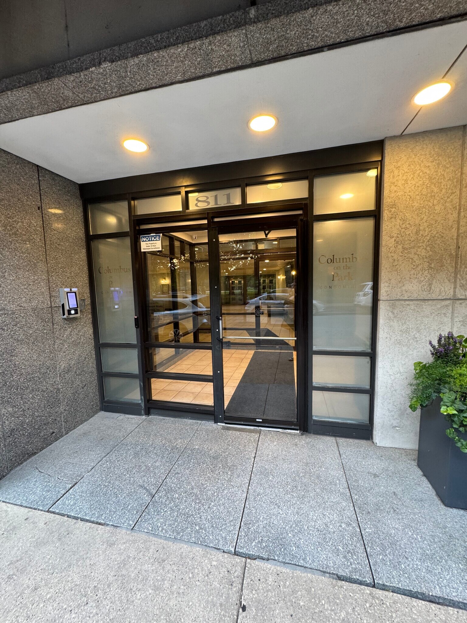 Entry - 811 S Lytle St