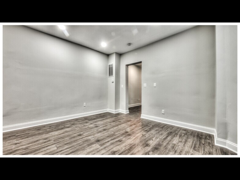 Building Photo - 2220 Lyndhurst Ave