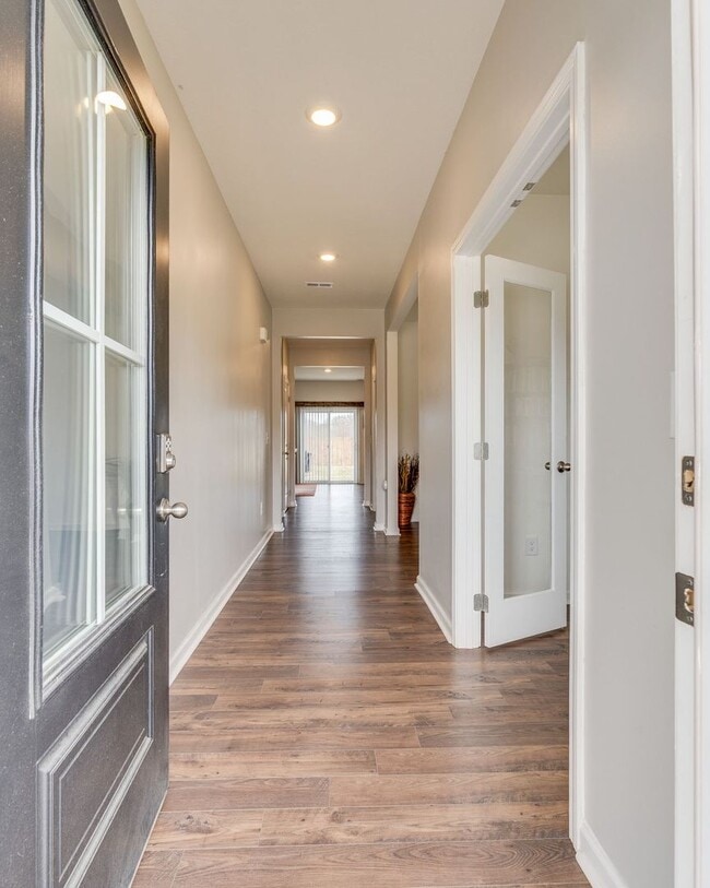 Building Photo - 4 bed/2.5 bath in Kingsport, TN